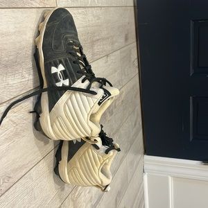 Under Armor Baseball/Football Cleats size 5 EXcellent condition